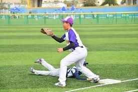 有伤风化🫣！湖人场边的美女观众对着镜头秀美腿并不断抚摸自己